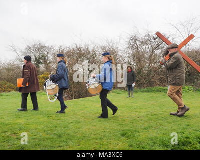 Cattedrale sul mare, Kent, Regno Unito. Il 30 marzo, 2018. Buon Venerdì cerimonia: Chiese insieme in Sheppey (I CTI) annuo Processione del Venerdì Santo di testimonianza. Tre croci di legno sono stati portati da Sheerness, Eastchurch e a metà strada per una cerimonia di premiazione che si terrà sotto la pioggia in cima al Glen in Cattedrale sul mare, uno dei punti più alti del Isle of Sheppey. Il semplice servizio è organizzato per tutte le denominazioni da Chiese insieme in Sheppey (I CTI) ed è stata tenuta sull'isola verde della collina per più di 35 anni. Credito: James Bell/Alamy Live News Foto Stock