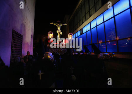 Talavera, Toledo, Spagna. 29 Mar, 2018. La statua del Cristo visto in seguito dai fratelli del ''Cristo de la Espina'' durante la processione del silenzio.La Settimana Santa è la più importante e famosa festa religiosa dalla Spagna. Ogni anno migliaia e migliaia di credenti cristiani celebrano la Settimana santa di Pasqua con la crocifissione e la risurrezione di Gesù Cristo. Credito: Manu Reino/SOPA Immagini/ZUMA filo/Alamy Live News Foto Stock