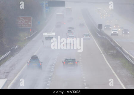 Ashford, Kent, Regno Unito. 30 Mar, 2018. Regno Unito: Meteo acquazzone di Heavy Rain sull'autostrada M20 a Ashford sta rendendo le condizioni di guida molto difficile per gli automobilisti in direzione di Dover il Venerdì Santo. Foto Stock