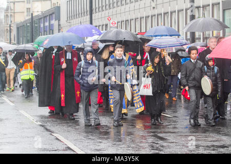 Londra, Regno Unito. Il 30 marzo 2018. Una croce conduce al portatore di una processione di fedeli cristiani nel cammino di testimonianza accompagnato dal clero e il sindaco di Westminster il Venerdì Santo l'impostazione off da Central Methodist Hall alla Cattedrale di Westminster Credito: amer ghazzal/Alamy Live News Foto Stock