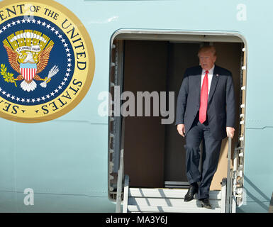 West Palm Beach, FL, Stati Uniti d'America. 29 Mar, 2018. Il presidente statunitense Donald Trump onde da Air Force One all'arrivo a West Palm Beach, Florida. Arrivò con la figlia Tiffany Trump in Florida come lui e la famiglia testa a Mar-a-Lago per il weekend di Pasqua, 29 marzo 2018 a West Palm Beach, Florida. Credito: Mpi10/media/punzone Alamy Live News Foto Stock