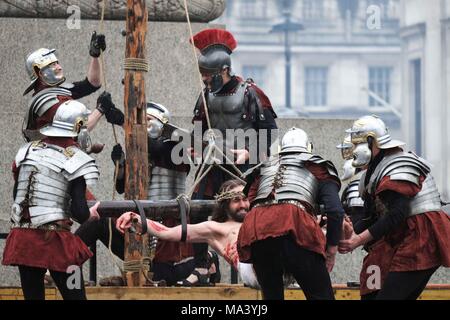 Londra REGNO UNITO. Il 30 marzo 2018. La passione di Gesù giocare da Wintershall giocatori con protagonista James Burke-Dunsmore come Gesù il Venerdì Santo in Trafalgar Square. Credito: Claire Doherty/Alamy Live News Foto Stock