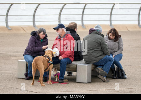 Buone Vacanze Venerdì, Blackpool, Lancashire. Il 30 marzo 2018. Regno Unito Meteo. Una fresca giornata grigia sulla costa nord-occidentale come le famiglie fanno il meglio dei poveri molla condizioni meteo nella città balneare di Blackpool in Lancashire. Credito: Cernan Elias/Alamy Live News Foto Stock