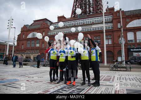 Blackpool, Lancashire. Regno Unito. Il 30 marzo, 2018 UK Meteo. Grigio nuvoloso giorno presso la costa come visitatori e turisti di arrivare per il weekend di Pasqua. Memebers di un locale clud ciclismo in scena un evento per Foto Stock