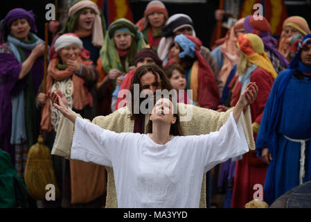 Per Pasqua Venerdì Santo il cast di Wintershall CIO ritratto la passione e la risurrezione di Gesù Cristo, usando Trafalgar Square come uno stadio. Cristo è svolto da James Burke-Dunsmore, tenendo la folla attraverso la storia dal 'miracles', ultima cena e penultimately la crocifissione, prima di aumentare nuovamente Foto Stock