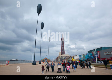 I turisti sul lungomare Promenade di Blackpool, Lancashire. Regno Unito. Il 30 marzo, 2018 UK Meteo. Grigio nuvoloso giorno presso la costa come visitatori e turisti di arrivare per il weekend di Pasqua. Credito: MediaWorldImagesAlamyLiveNews. Foto Stock