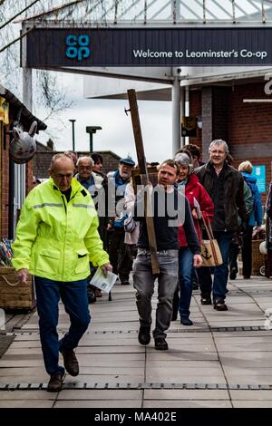 LEOMINSTER, Herefordshire, Regno Unito - 30 Marzo: membri di Leominster chiesa battista di portare la croce come la comunità cristiana di Leominster si riuniscono per prendere parte a una processione del Venerdì santo come parte della settimana santa il 30 marzo 2018. Durante il cammino di testimonianza che essi portano la croce simbolica dalla Chiesa Battista Etnam Street attraverso il mercato medievale piazza del Priorato Chiesa su Church Street dove la Croce sarà eretta. Molte città e villaggi già tenere passeggiate o marche di testimonianza di vita come un segno del loro comune fede nella morte e risurrezione di Gesù Cristo. Il cristiano di vacanza c Foto Stock