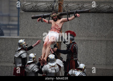 Per Pasqua Venerdì Santo il cast di Wintershall CIO ritratto la passione e la risurrezione di Gesù Cristo, usando Trafalgar Square come uno stadio. Cristo è svolto da James Burke-Dunsmore, tenendo la folla attraverso la storia dal 'miracles', ultima cena e penultimately la crocifissione, prima di aumentare nuovamente Foto Stock