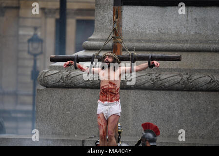 Per Pasqua Venerdì Santo il cast di Wintershall CIO ritratto la passione e la risurrezione di Gesù Cristo, usando Trafalgar Square come uno stadio. Cristo è svolto da James Burke-Dunsmore, tenendo la folla attraverso la storia dal 'miracles', ultima cena e penultimately la crocifissione, prima di aumentare nuovamente Foto Stock