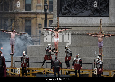 Per Pasqua Venerdì Santo il cast di Wintershall CIO ritratto la passione e la risurrezione di Gesù Cristo, usando Trafalgar Square come uno stadio. Cristo è svolto da James Burke-Dunsmore, tenendo la folla attraverso la storia dal 'miracles', ultima cena e penultimately la crocifissione, prima di aumentare nuovamente Foto Stock
