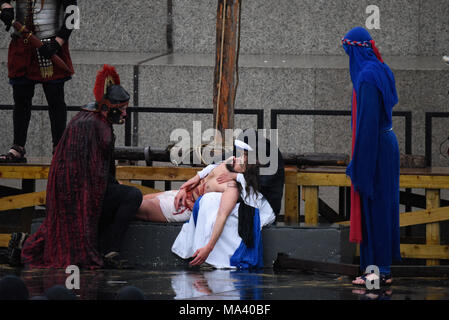 Per Pasqua Venerdì Santo il cast di Wintershall CIO ritratto la passione e la risurrezione di Gesù Cristo, usando Trafalgar Square come uno stadio. Cristo è svolto da James Burke-Dunsmore, tenendo la folla attraverso la storia dal 'miracles', ultima cena e penultimately la crocifissione, prima di aumentare nuovamente Foto Stock