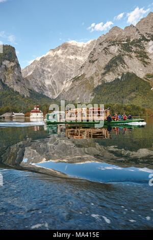 Il cerimoniale la guida verso il basso del bestiame dai pascoli di montagna nella valle in autunno su Königssee, Baviera, Germania Foto Stock