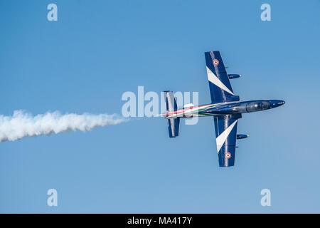 Frecce Tricolori (Frecce Tricolore) - Italiano volo acrobatico patrol - Aermacchi MB 339 - Airshow di Alba Adriatica Italia - acrobazie nel cielo Foto Stock