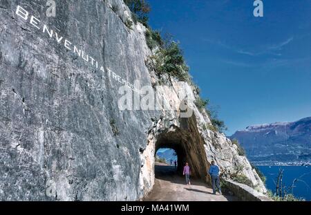 La vecchia strada di Tremosine che conduce al lago, il Giardino del Lago, Italia Foto Stock