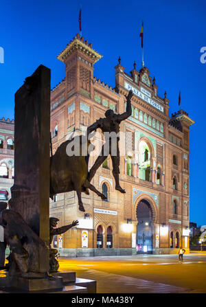 Una scultura in bronzo di fronte alla Plaza de Toros de Las Ventas arena dei tori a Madrid, Spagna Foto Stock