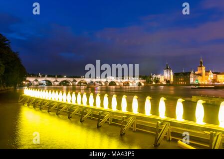 Vista del Ponte Carlo con i pinguini illuminato di fronte ad esso, Praga, Repubblica Ceca Foto Stock