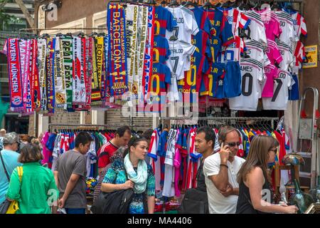 Football merchandise sul il mercato delle pulci di El Rastro a Madrid, Spagna Foto Stock