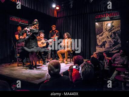 Una performance presso la "Casa" Patas flamenco bar e ristorante di Madrid, Spagna Foto Stock