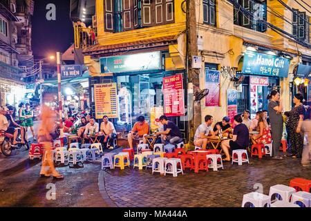 I turisti al di fuori del bar nella città vecchia di Hanoi, Vietnam Foto Stock