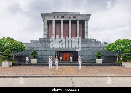 Le protezioni di fronte al mausoleo di Ho Chi Minh ad Hanoi, Vietnam Foto Stock