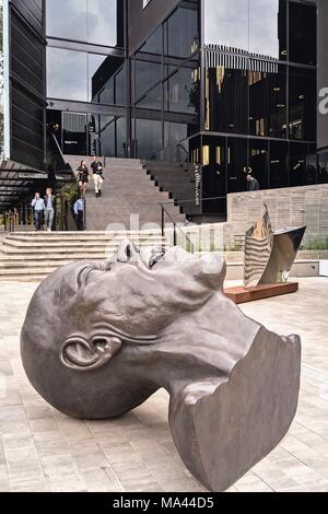 Una scultura della testa di Andries Botha nel quartiere di Rosebank a Johannesburg, Sud Africa Foto Stock