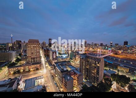 Johannesburg di notte con il Nelson Mandela Bridge, Sud Africa Foto Stock