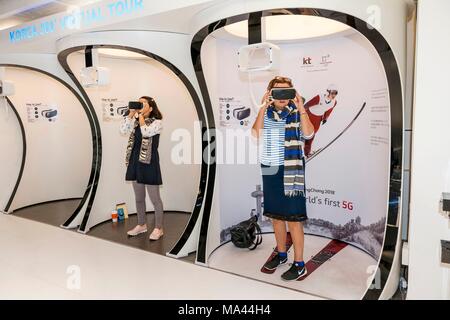 La gente che sta provando la realtà virtuale occhiali alla K-mozzo di stile a Seul, Corea del Sud Foto Stock