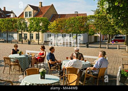 Gli ospiti ad una street café nel centro di Odense, Funen, Danimarca Foto Stock