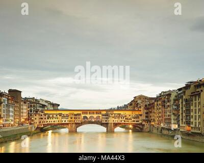 Il Ponte Vecchio sull'Arno a Firenze, Toscana, Italia Foto Stock