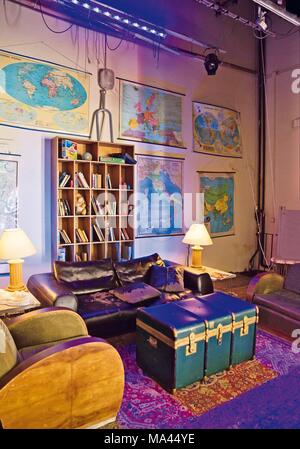 Una parete decorata in mappe mondo presso l' Ostello Tasso " Hotel a Firenze, Italia Foto Stock