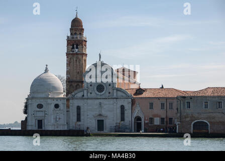 Vista dalla laguna di Venezia della chiesa di San Michele in Isola sul cimitero Isola di San Michele, Venezia - Italia Foto Stock