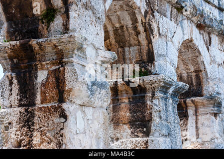 Antica file di colonne ad arco a Pola Il Colosseo monumento Foto Stock