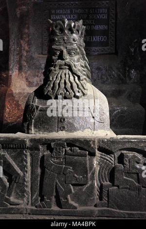 Wieliczka, Piccola Polonia / Polonia - 2011/06/21: storica miniera di sale di Wieliczka nei pressi di Cracovia - Casimiro il Grande Camera, Statua del Casimir III Foto Stock