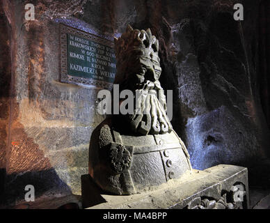 Wieliczka, Piccola Polonia / Polonia - 2011/06/21: storica miniera di sale di Wieliczka nei pressi di Cracovia - Casimiro il Grande Camera, Statua del Casimir III Foto Stock