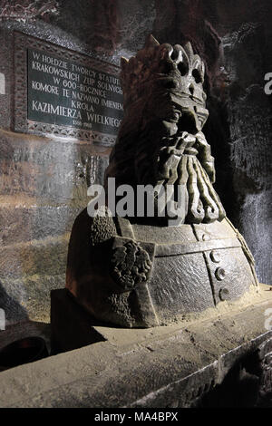 Wieliczka, Piccola Polonia / Polonia - 2011/06/21: storica miniera di sale di Wieliczka nei pressi di Cracovia - Casimiro il Grande Camera, Statua del Casimir III Foto Stock