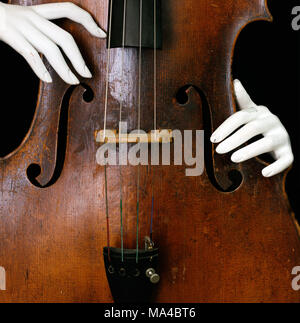 Studio shot di un violoncello con un manichino Foto Stock