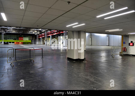 All'interno vuoto exhibition hall presso il National Exhibition Centre di Birmingham REGNO UNITO Foto Stock