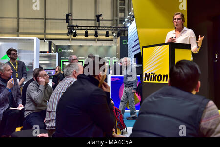 Nikon School Stage presso il centro NEC "La fotografia mostra 2018' con Amy Shore parlando di auto / Fotografia per uso automobilistico Foto Stock