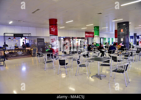 All'interno di cibo nella zona hall tra spazi espositivi del National Exhibition Centre di Birmingham REGNO UNITO Foto Stock