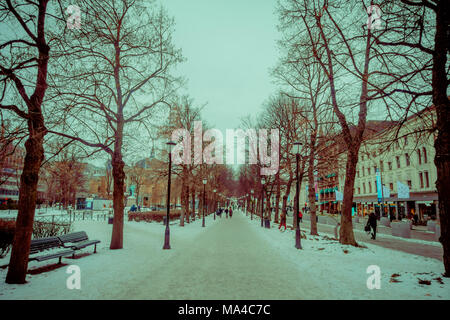 OSLO, Norvegia - marzo, 26, 2018: vista esterna delle persone che camminano per le strade a tree allineamento nel Parco Vigeland, Oslo. Coperta di neve. Foto Stock