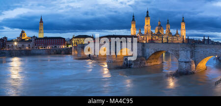 Zaragoza - Il paesaggio dalla Cattedrale Basilica del Pilar tower con il Puente de Piedra ponte, Foto Stock