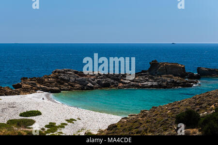 Una tranquilla e pittoresca spiaggia vicino al villaggio di Gerolimenas, nella penisola di Mani, Laconia, Peloponneso, Grecia. Foto Stock