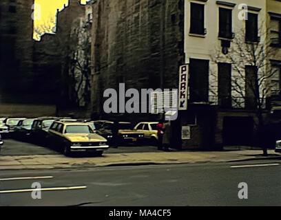 New York, Stati Uniti d'America - 1981: vecchia Manhattan parcheggio auto con vecchie tasse in dollari. Archival USA su 80s. Foto Stock