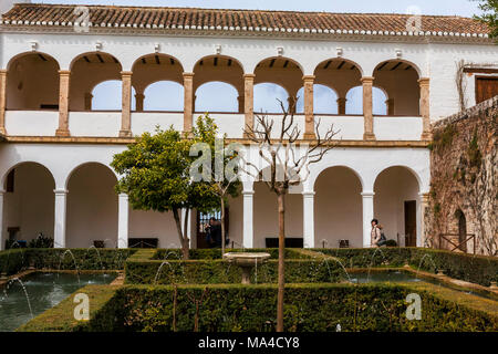 Il porticato del Pabellón Norte (Padiglione Nord) nella parte anteriore del Patio de los Cipreses, Palacio del Generalife, Alhambra di Granada, Andalusia, Spagna Foto Stock