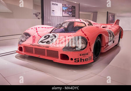 STUTTGART, Germania-Aprile 7, 2017: 1971 Porsche 917/20 Coupe ("Rosa suino") nel Museo Porsche. Foto Stock