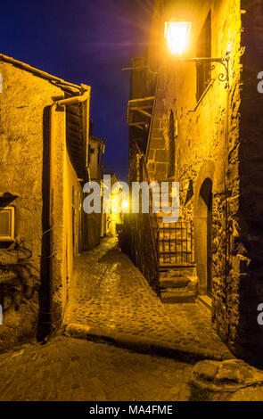 Di Bracciano (Italia) - Centro storico medievale della cittadina in provincia di Roma famosa per il suo castello e il lago. Qui nel blu ora. Foto Stock