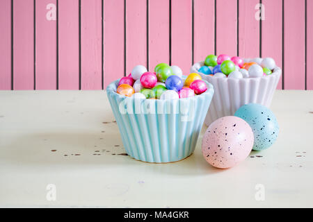 Pasqua caramelle o chewing gum in piatti decorativi. Foto Stock