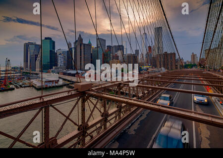 La città di New York, Stati Uniti d'America - Giugno 08, 2015: il traffico incluso un New York Taxi attraversa il ponte da Downtown Manhattan in background verso Brooklyn. Foto Stock