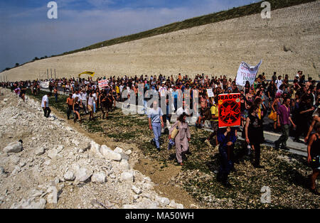 I manifestanti a piedi lungo un tratto della M3 Estensione, Twyford Down, Winchester, Hampshire, Inghilterra, Regno Unito. Foto Stock