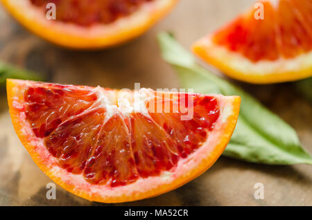 Fette di arance sul tavolo di legno. Citrus sinensis arancio Foto Stock